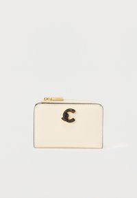 Billetera de cuero crema con cremallera dorada y logo negro entrelazado en C centrado en la parte frontal sobre fondo blanco.