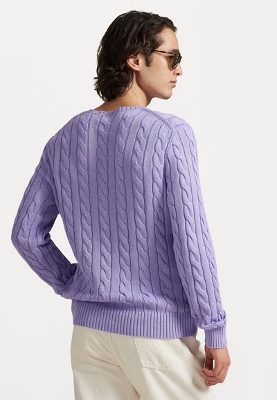 Λεβάντα πουλόβερ πλεκτής ύφανσης με στρογγυλή λαιμόκοψη, ριμπ μανσέτες και στρίφωμα. Διαθέτει υφή και χαλαρή εφαρμογή, σε συνδυασμό με ανοιχτόχρωμα παντελόνια.