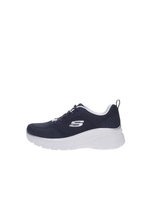 Baskets noires Skechers avec semelle blanche, dessus en mesh, fermeture à lacets et logo sur le côté, présentées en profil sur fond blanc.