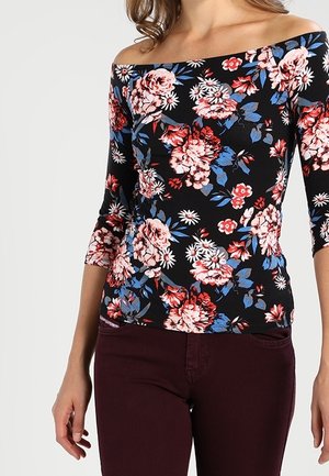 Floral off-shoulder top in het zwart met 3/4 mouwen. Bevat grote roze en blauwe bloemen, een aansluitend ontwerp en zachte, rekbare stof.