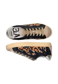 Zapatillas negras y marrones con un patrón de estampado de leopardo, acentos metálicos, material negro texturizado y suela de color claro.