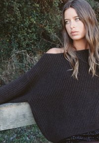 Svart överdimensionerad texturerad stickad tröja med vid halsringning, prydd med ribbat mönster och sänkta axlar, casual bärs på ena axeln.