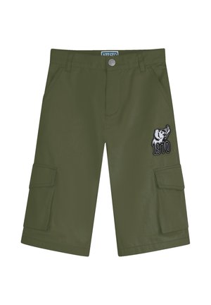 Oliwkowe krótkie spodenki cargo z przednimi kieszeniami, bocznymi kieszeniami z klapkami, zapięciem na guziki oraz naszywką z słoniem i cyfrą "1970" na prawej udzie.