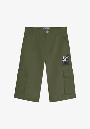 Shorts cargo vert olive avec poches avant, poches latérales à rabat, fermeture par bouton, et écusson éléphant avec "1970" sur la cuisse droite.