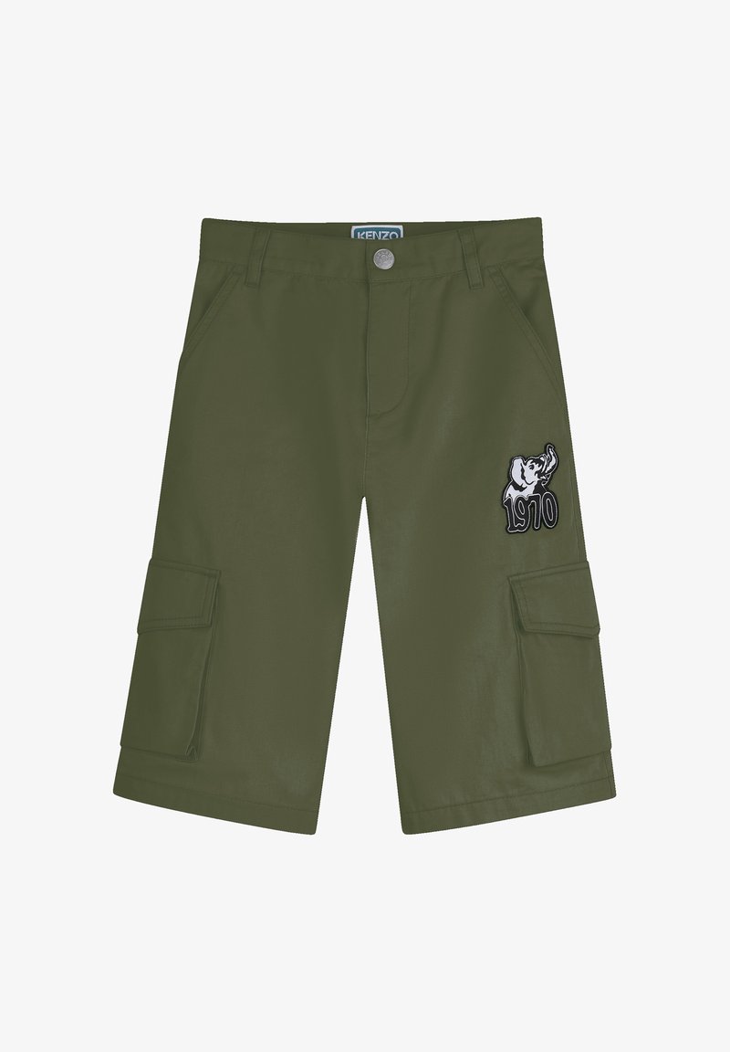 Shorts cargo vert olive avec poches avant, poches latérales à rabat, fermeture par bouton, et écusson éléphant avec "1970" sur la cuisse droite.