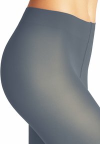 Leggings grigi con una texture liscia e elasticizzata. Il tessuto presenta fine righe orizzontali e un design con vita alta.