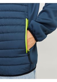 Jack & Jones QUILTED COLLAR - Overgangsjakke - ensign blue/wild lime