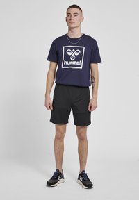 Hummel HMLISAM 2 0 - Camiseta estampada - peacoat