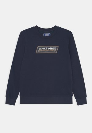Sudadera de manga larga color azul marino hecha de algodón, con un logo rectangular que dice "JACK & JONES" en tono plateado en el frente.