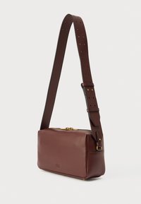Καφέ δερμάτινη τσάντα ώμου με κομψό ορθογώνιο σχήμα, χρυσά εξαρτήματα, αποσπώμενο λουρί και οπές για ρυθμιζόμενο μήκος.