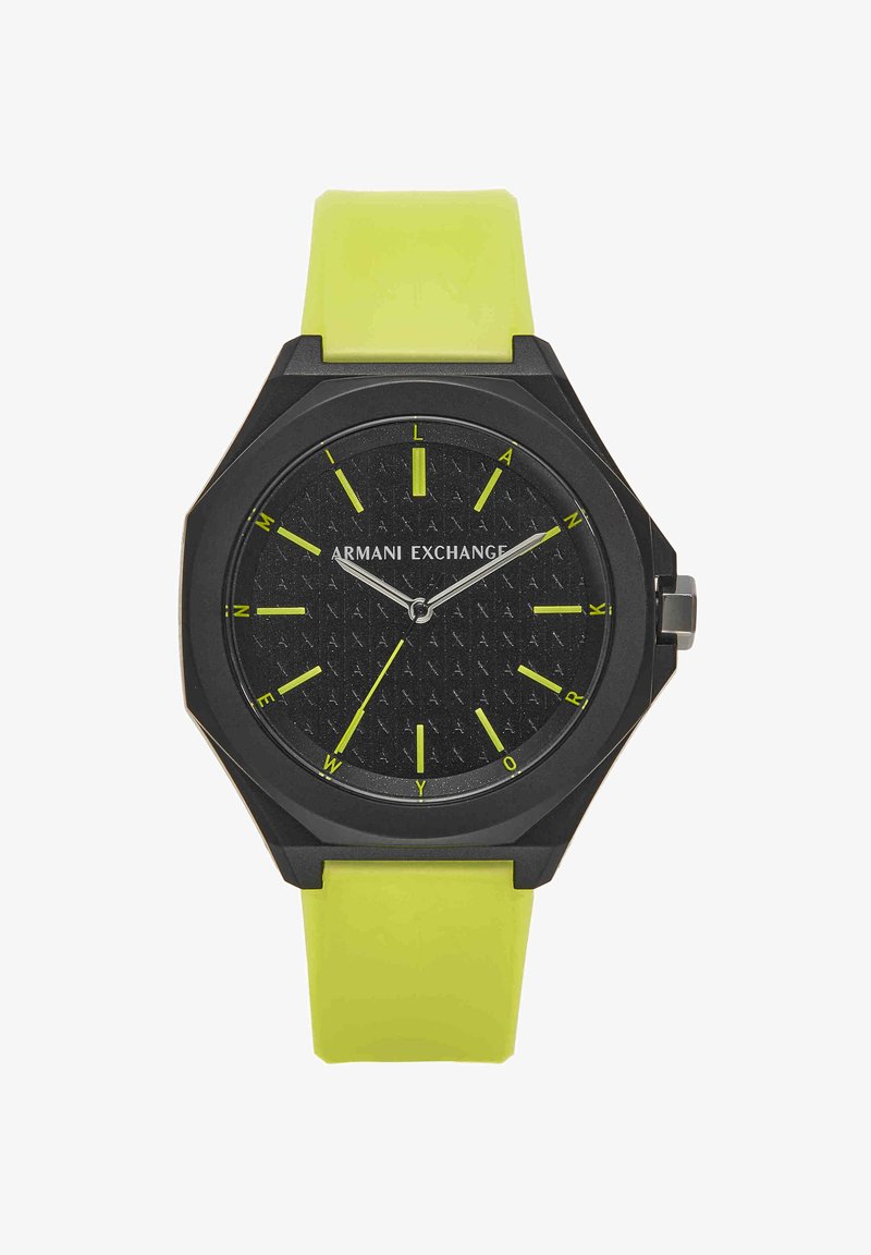 Montre noire Armani Exchange avec bracelet en silicone vert citron, cadran noir, index jaunes et aiguilles heures, minutes et secondes argentées.