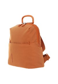 Sac à dos orange texturé de forme rectangulaire. Il comprend une poignée supérieure, une bandoulière réglable et des compartiments zippés.