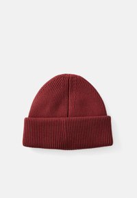 Musta punainen ribattu neulottu beanie-hattu, jossa on käännettävä reunus, asetettuna tasaisesti valkoista taustaa vasten.