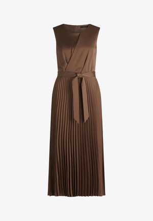 Brun plisseret kjole med en tætsiddende overdel, bred udskæring og bindebånd i siden. Lavet af glat materiale med en knælængde nederdel.