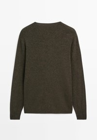 Mørkebrun strikket sweater med lange ærmer, en rund halsudskæring og en blød tekstur. Ingen synlige mønstre eller accenter. Bagudsigten vises.