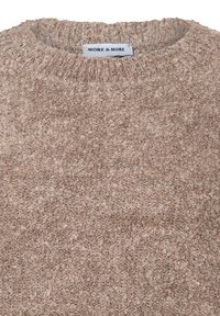 Brauner strukturierter Pullover aus einem weichen, flauschigen Material. Hat einen runden Halsausschnitt und das Etikett "MORE & MORE" auf dem inneren Kragen.