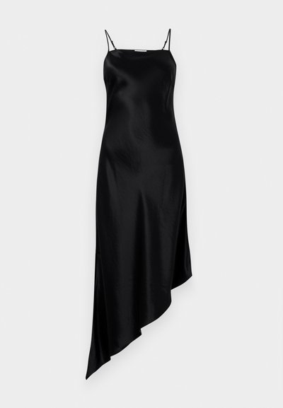 Svart satindress med tynne justerbare stropper, en asymmetrisk hemline og en glatt, glansfull tekstur. Enkel design uten mønstre eller detaljer.