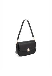 Borsa a tracolla nera in cuero con chiusura a ribalta, hardware dorato e tracolla removibile. Texture liscia e forma rettangolare.