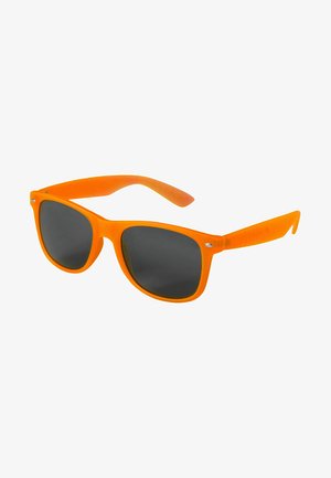 Küpsed oranžid prillid matt viimistlusega, mustad läätsed ja klassikaline wayfareri kuju. Omadused hõlmavad sujuvaid servi ja tugevaid varsi.