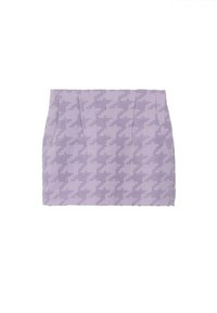 Mini-jupe lilas avec grand motif pied-de-poule texturé et détails de couture sur les côtés avant.