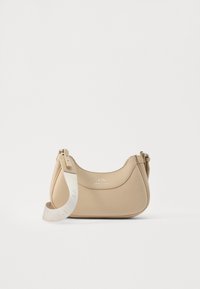 Borsa a mano in pelle beige dalla forma arrotondata, con superficie testurizzata e tracolla bianca regolabile, impreziosita da lettere in rilievo.