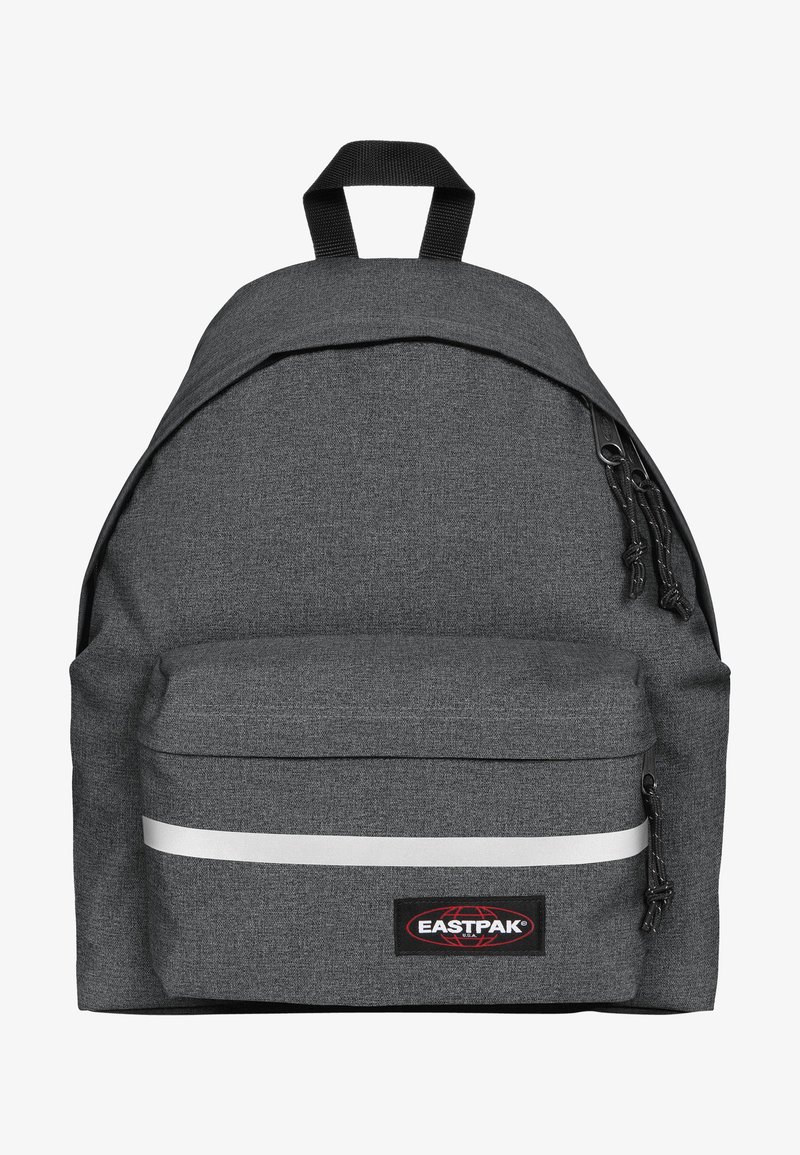 Šedý batoh Eastpak s texturovanou látkou, zakulaceným tvarem, přední kapsou na zip, bílým pruhem a horním uchopovacím madlem.