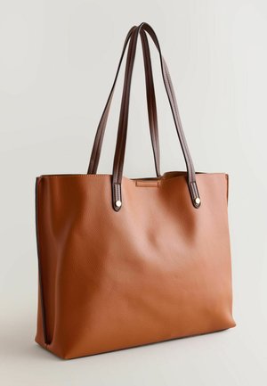 Ruda tekstūruota odinė pirkinių rankinė su dviem tamsiai rudomis rankenomis ir auksiniais akcentais, atvira viršutine dalimi ir struktūruota stačiakampio formos.