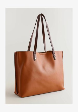 Brūna teksturēta ādas soma ar divām tumši brūnām siksnām un zelta akcentiem, ar atvērtu augšdaļu un strukturētu taisnstūra formu.