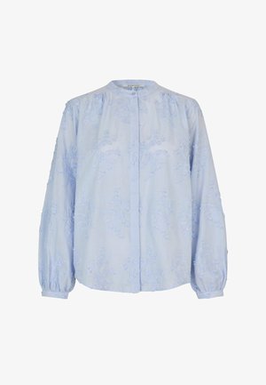 Blusa de manga larga azul claro con bordado floral, cuello mao, cierre de botones y puños fruncidos.