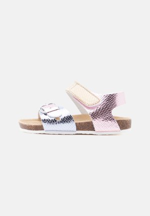 Børnesandal med metallisk pink og sølvremme i slangeskindsmønster, korksål, sølvspænde på frontremmen og velcro-lukning ved anklen.