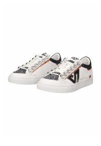 Sneaker bianche con accenti glitterati, borchie argentate lungo i lacci e dettagli neri; suola testurizzata per aderenza e stabilità.