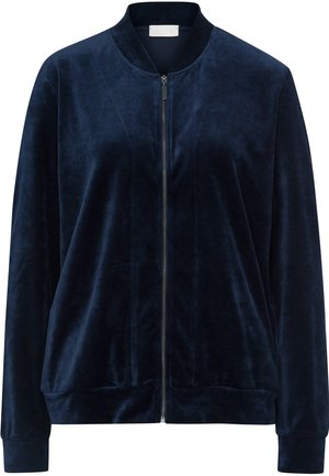 Námořnická modrá sametová bomber bunda s předním zipem, žebrovaným límcem, manžetami a spodním lemem, s hladkou texturou a minimalistickým designem.