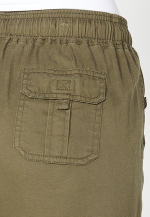 Tamnomaslinaste cargo kratke hlače s elastičnim pojasom i zakrpnom džepom na stražnjoj strani s preklopom. Teksturirana tkanina.