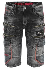 Zwarte denim short met meerdere ritszakken, rode stiksels en een merkband. Beschikt over een gestructureerde, vervaagde afwerking.