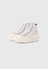 Adidași înalți din suede gri deschis, cu tălpi din cauciuc alb, dotati cu ochiuri metalice, sireturi și un design texturat al vârfului.
