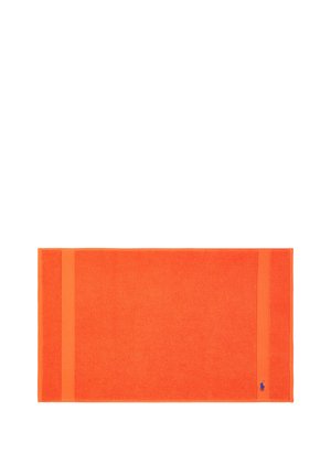 Serviette rectangulaire orange vif avec deux bandes verticales sur les bords et un petit logo bleu dans le coin inférieur droit, posée à plat sur un fond blanc.