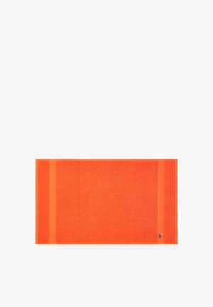 Serviette rectangulaire orange vif avec deux bandes verticales sur les bords et un petit logo bleu dans le coin inférieur droit, posée à plat sur un fond blanc.