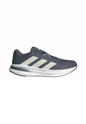 Grauer Adidas-Laufschuh mit weißem Drei-Streifen-Logo, gepolsterter weißer Sohle und schwarzer Außensohle, von der Seite auf weißem Hintergrund gezeigt.