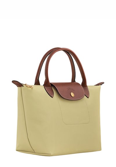 Gelbe Nylon-Handtasche mit braunen Lederakzenten, ausgestattet mit zwei kurzen Griffen, einem Klappverschluss und einem strukturierten Muster auf dem Leder.