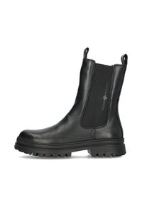 Stivaletto in pelle nera con pannelli elastici laterali, finitura testurizzata, suola in gomma e accenti rossi in contrasto sulla suola esterna. Design leggero.