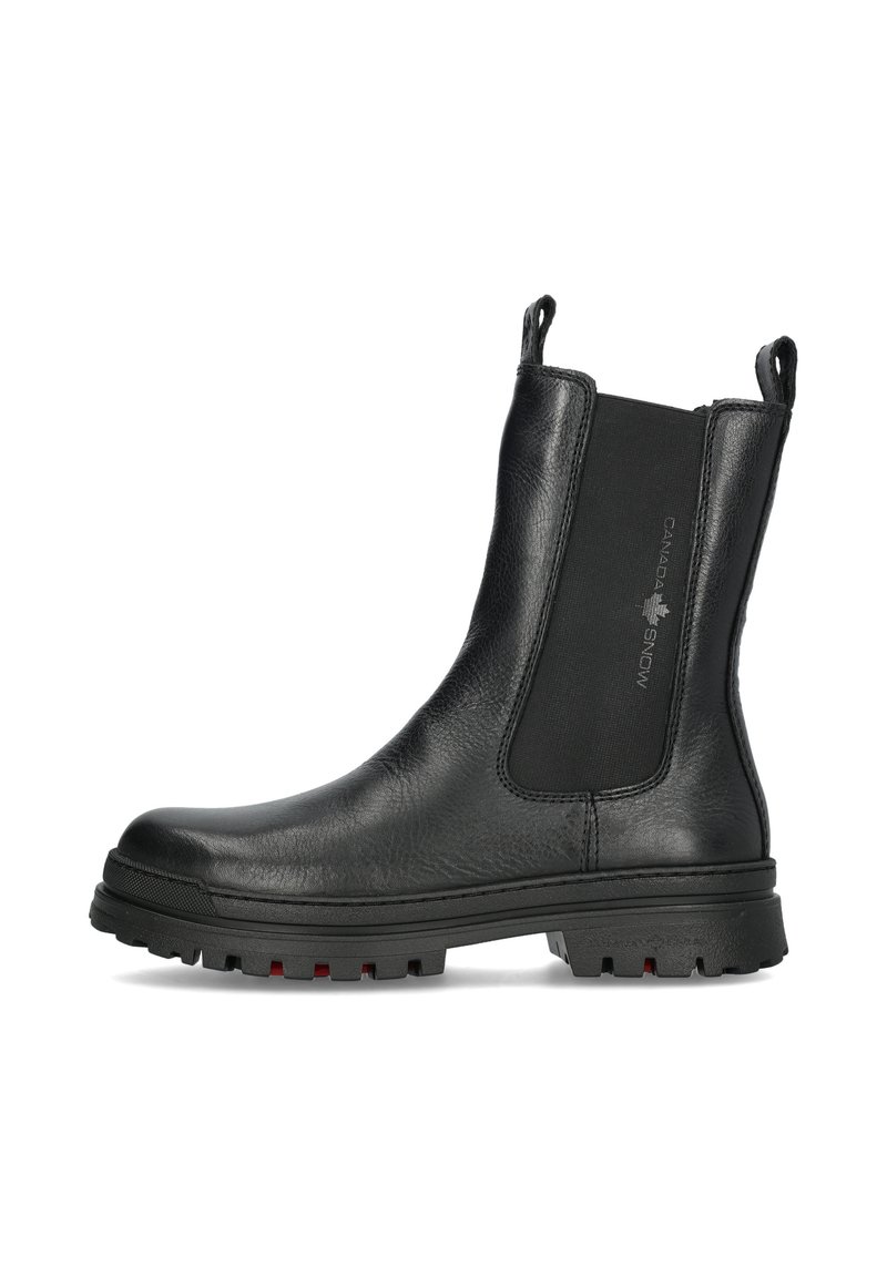 Stivaletto in pelle nera con pannelli elastici laterali, finitura testurizzata, suola in gomma e accenti rossi in contrasto sulla suola esterna. Design leggero.