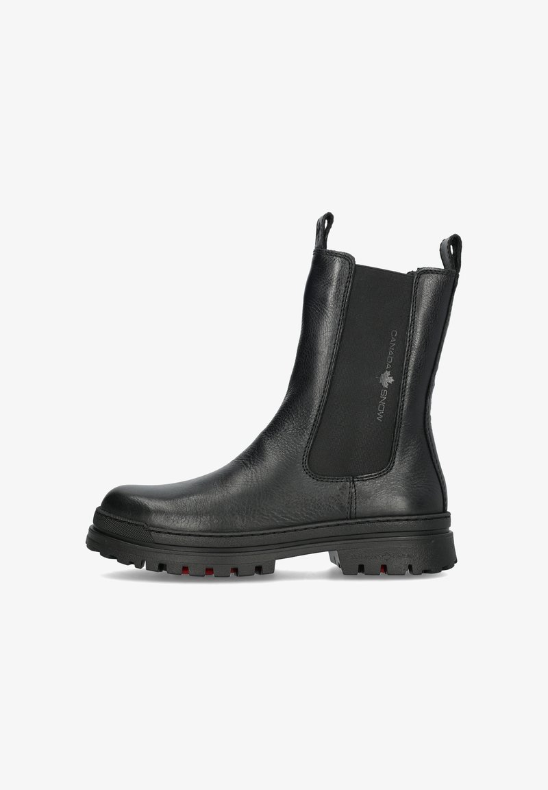 Stivaletto in pelle nera con pannelli elastici laterali, finitura testurizzata, suola in gomma e accenti rossi in contrasto sulla suola esterna. Design leggero.