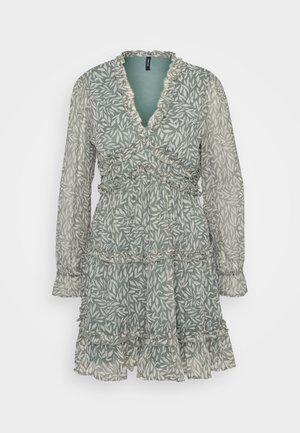 Vero Moda Petite, VMSMILLA FRILL SHORT DRESS - Denní šaty - laurel wreath