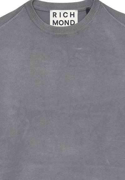 Maglione grigio con collo rotondo e etichetta bianca "RICHMOND" cucita all'interno del collo.