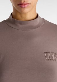 Maglietta a maniche lunghe con colletto alto marrone, con logo ricamato "VANS". Tessuto liscio e design aderente.