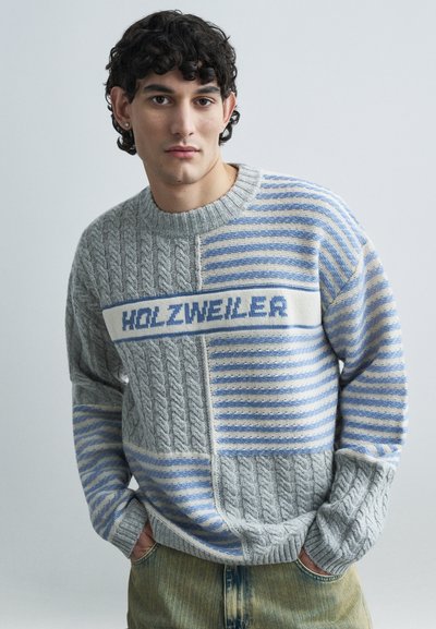 Pull tricoté rayé gris et bleu avec motifs torsadés texturés et logo "HOLZWEILER". Présente un col rond et des poignets côtelés.