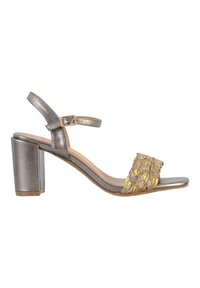 Sandal de tacón plateado con parte superior trenzada en dorado y beige. Presenta una correa en el tobillo con un hebilla de metal y un tacón cuadrado.