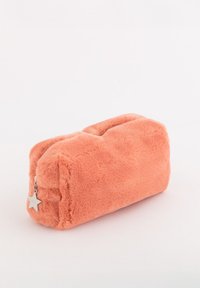 Rektangulær penalhus i blødt, plyssede koralstof. Har en sølvstjerne som lynlåstrækker og en glat, tekstureret overflade.