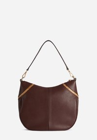 Borsa a tracolla in pelle marrone con una forma arrotondata, caratterizzata da accenti color cuoio e una tracolla con dettagli in oro. Superficie strutturata con dettaglio cuciture.