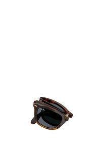 Gafas de sol plegables Ray-Ban con montura de acetato en carey, lentes oscuros y un diseño elegante, con el logo de la marca en el lateral.